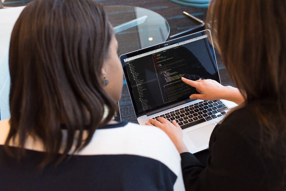 Lernende bei Pro Academy mit Fokus auf Programmierung und Webdesign