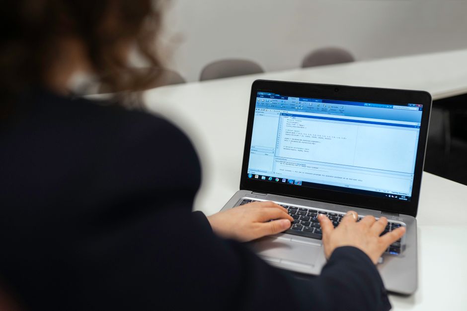 Pro Academy Team bei der Arbeit an praxisnahen Projekten
